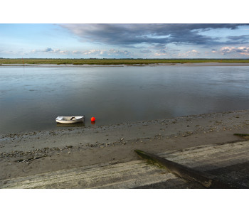 Barque blanche en baie de somme