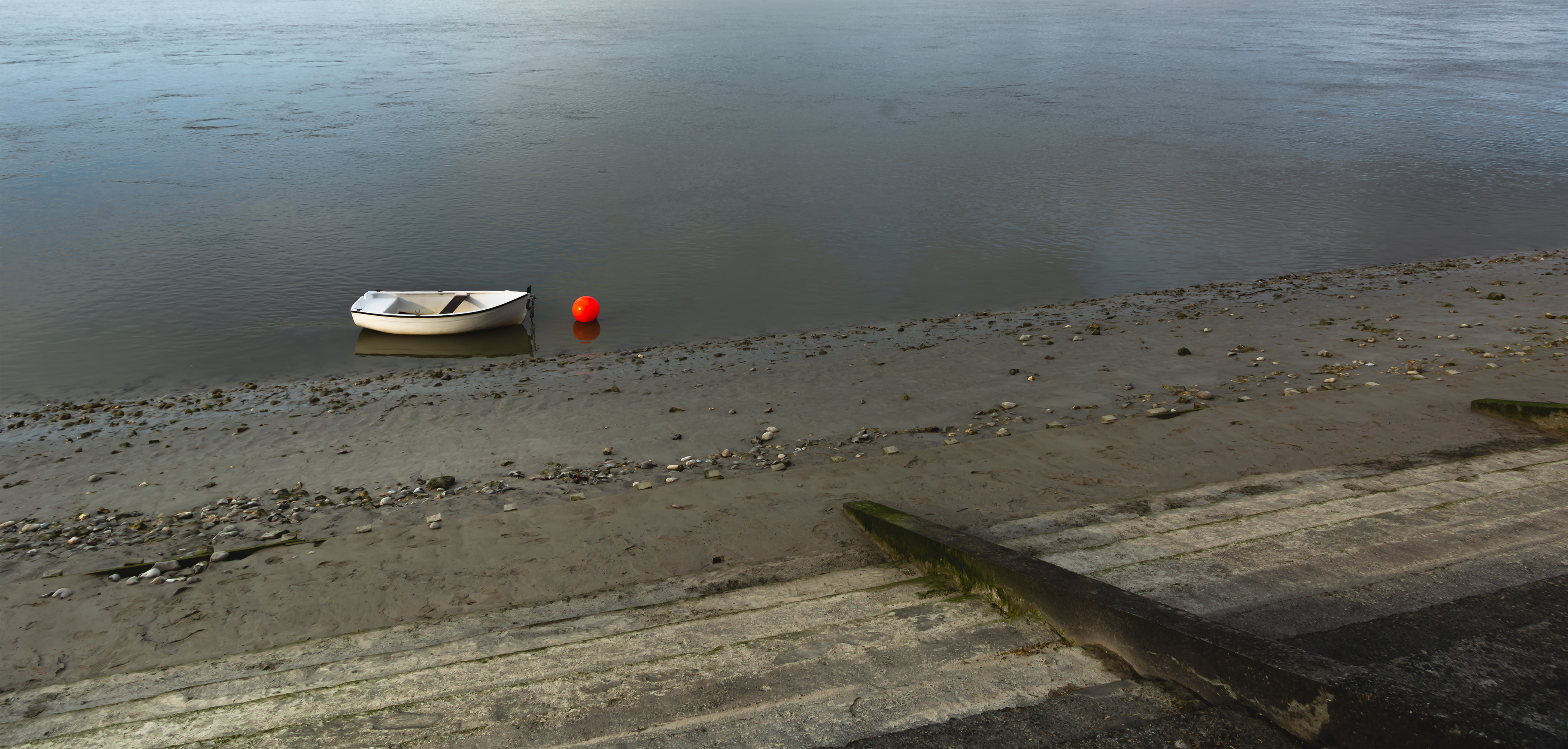 La barque blanche et sa bouée rouge